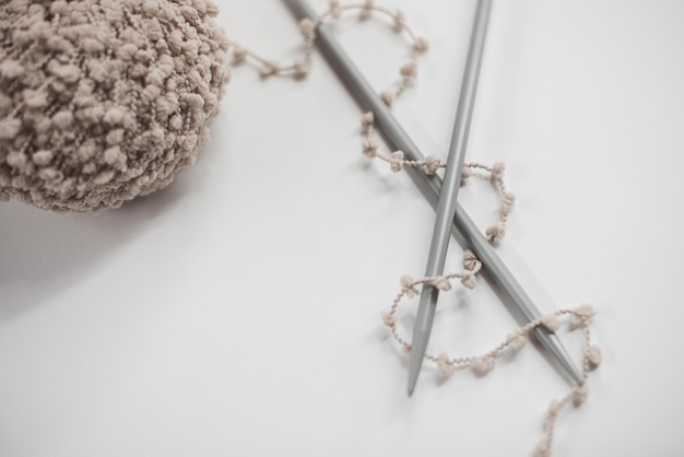 haft ręczny na tkaninie